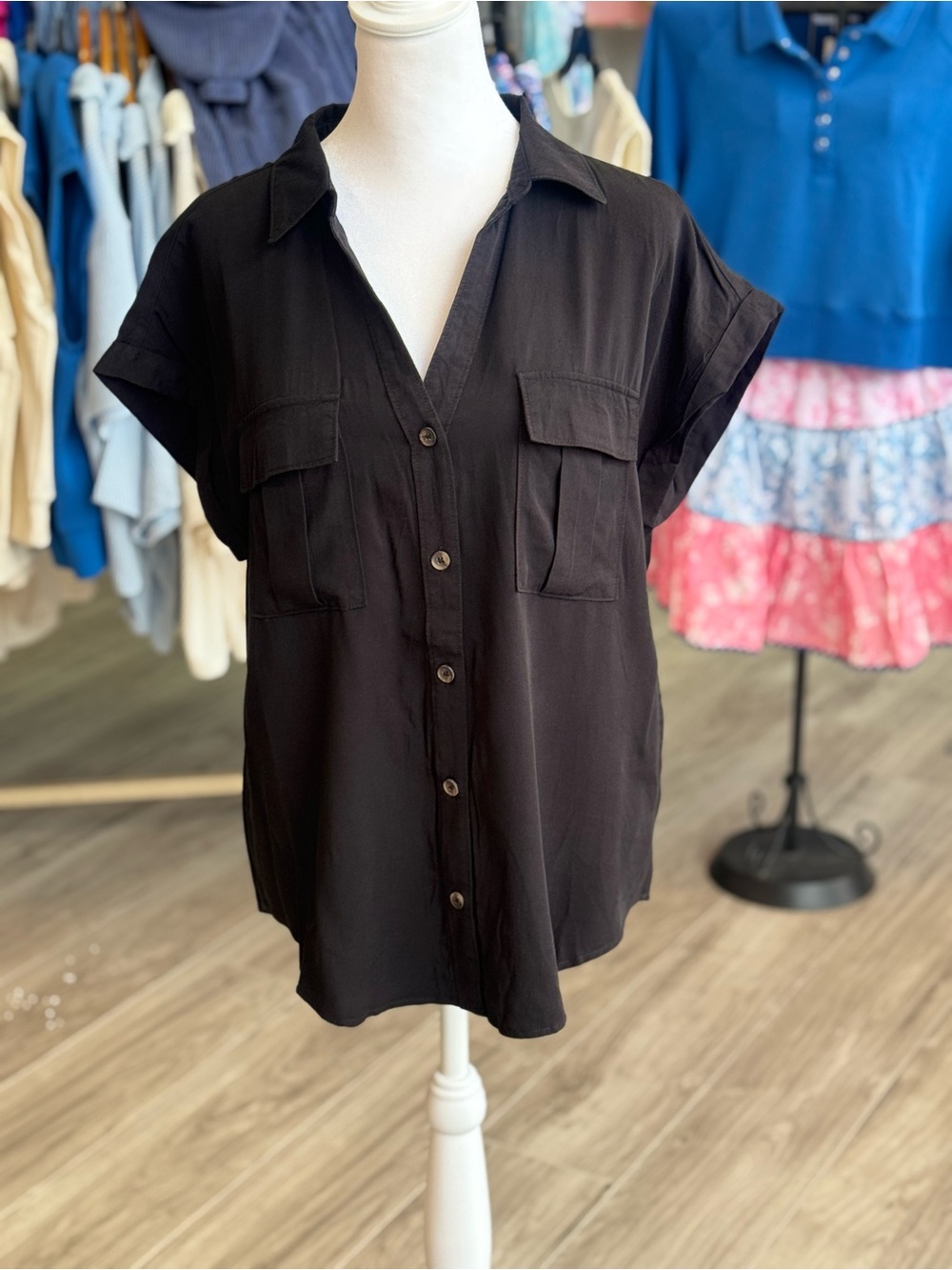 Zenana Outfitters Black Short-Sleeve Button-Down Shirt
